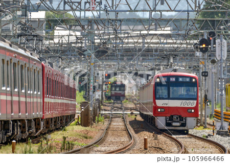 陽炎の中を走行する電車【京急金沢八景駅】真夏の鉄道 陽炎の中を走行する電車【京急金沢八景駅】真夏の鉄道 105966466