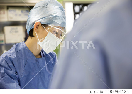 手術着を着て手術室する女性 105966583