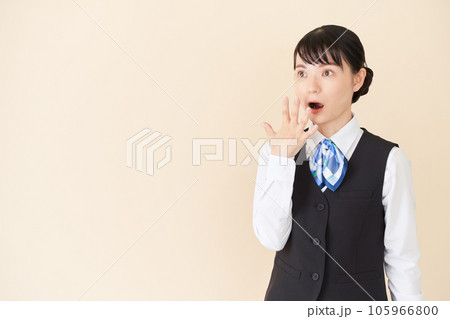 驚くポーズをするベストにリボンタイの制服を着た、受付業務、事務業務の女性 驚くポーズをするベストにリボンタイの制服を着た、受付業務、事務業務の女性 105966800