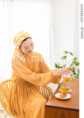 女性 ティータイム 女性 ティータイム 105966834