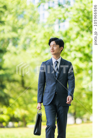 スーツ姿で外回りをする若いビジネスマン 105966986