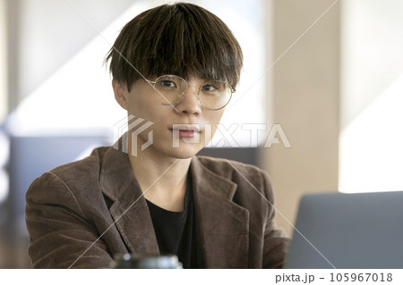 カフェでパソコンを使う若い男性 めがね男子 105967018