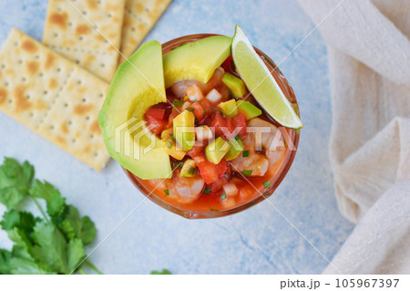 メキシコ料理のセビーチェ・アカプルケーニョ Ceviche acapulqueño  105967397