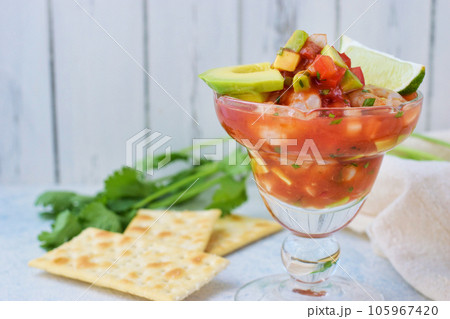 メキシコ料理のセビーチェ・アカプルケーニョ Ceviche acapulqueño  105967420