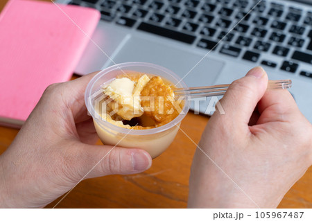 プリン　ビジネス  食べる 105967487