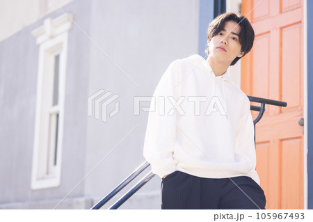若い男性ポートレート 105967493