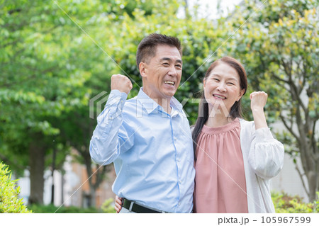 新緑とガッツポーズのシニア夫婦 新緑とガッツポーズのシニア夫婦 105967599