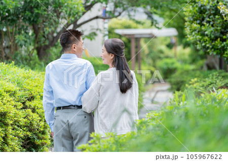 公園を散歩するシニア夫婦 105967622