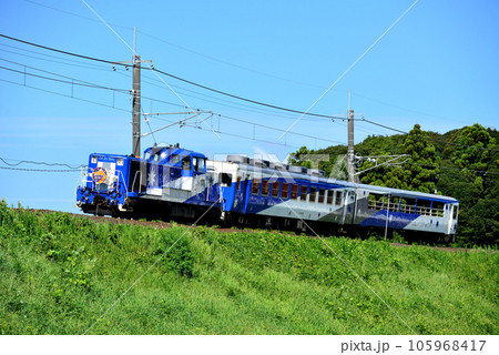 山陰本線を走るDE101161奥出雲おろち号（ビビッド調） 105968417