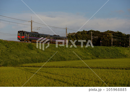 山陰本線を走るキハ126系普通列車2両 105968885