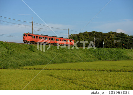 山陰本線を走るキハ47系普通列車2両 105968888