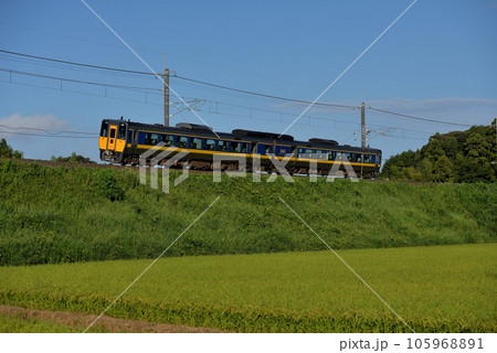 山陰本線を走るキハ187系特急スーパーまつかぜ2両 山陰本線を走るキハ187系特急スーパーまつかぜ2両 105968891