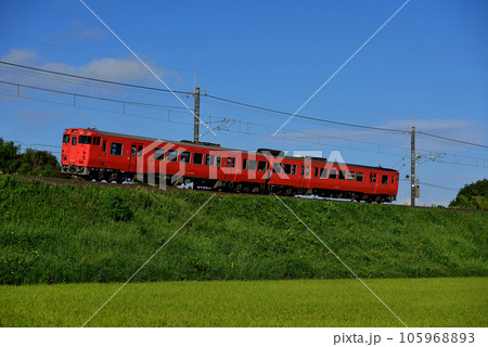 山陰本線を走るキハ47系普通列車2両（ビビッド調） 105968893