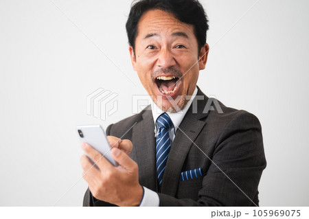 スマートフォンを持って興奮しているミドル男性 105969075