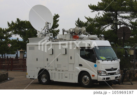 白い車体の、小型テレビ中継車 105969197
