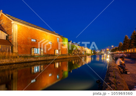 小樽運河　夕暮れ　ガス灯 105969360