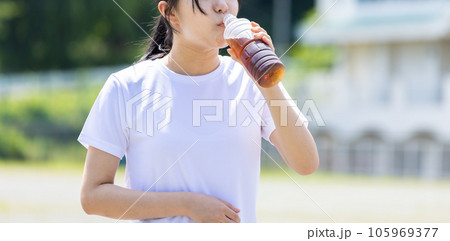 水分補給をする若い女性 水分補給をする若い女性 105969377