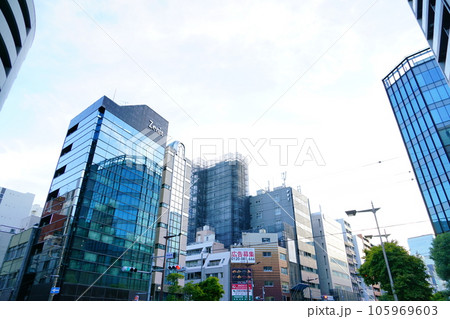 東京中央区にある鞍掛橋交差点 東京中央区にある鞍掛橋交差点 105969603
