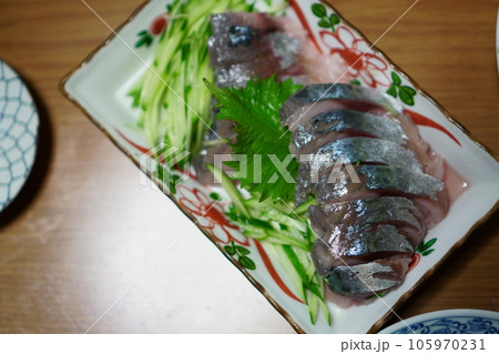 脂が乗った新鮮なサバの刺身 脂が乗った新鮮なサバの刺身 105970231