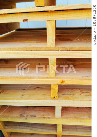 物流倉庫の木製パレットのある風景 105971250