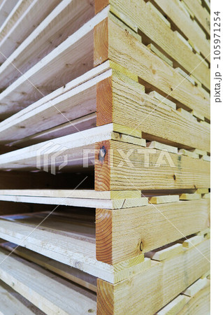 物流倉庫の木製パレットのある風景 105971254