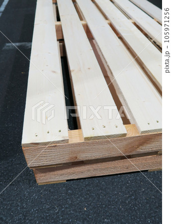 物流倉庫の木製パレットのある風景 105971256