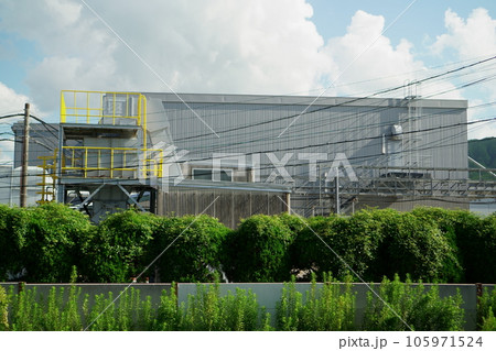 夏の入道雲と緑の多い工場 夏の入道雲と緑の多い工場 105971524