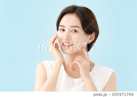 ビューティー　うるおい　女性 105971709