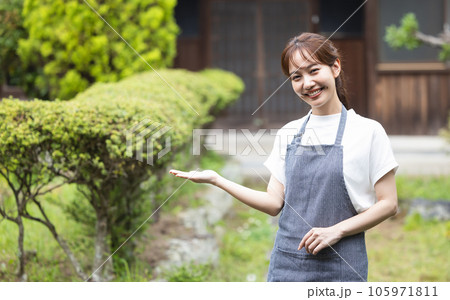 笑顔の女性 笑顔の女性 105971811