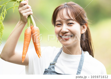 笑顔の女性 笑顔の女性 105971812