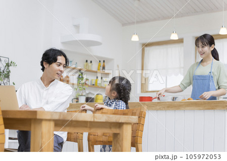 自宅で仕事をしているお父さんに話しかける子供 105972053