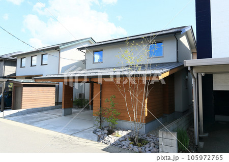 新築住宅のお洒落なガレージ 105972765