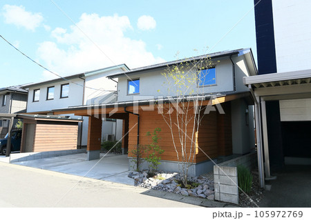 新築住宅のお洒落なガレージ 105972769