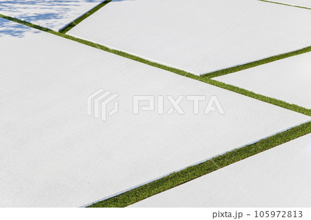 コンクリート打ち駐車場の芝生目地 105972813