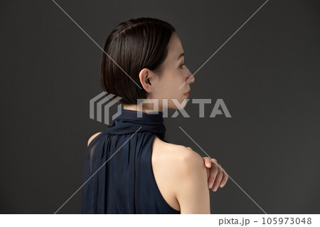 ビューティー　ミドル　黒背景　後ろ 105973048