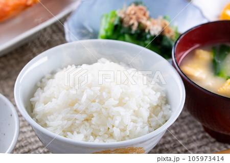 炊きたてのごはんと味噌汁 炊きたてのごはんと味噌汁 105973414