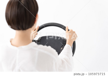 ハンドル　運転　車　女性 105973715