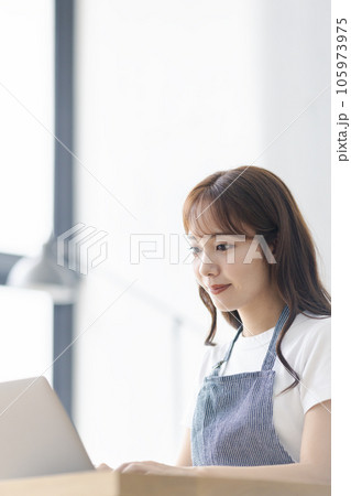 パソコン 若い女性 パソコン 若い女性 105973975