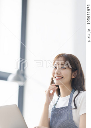 パソコン 若い女性 パソコン 若い女性 105973976