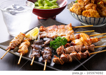 居酒屋の焼鳥の盛合せと焼酎 居酒屋の焼鳥の盛合せと焼酎 105974092