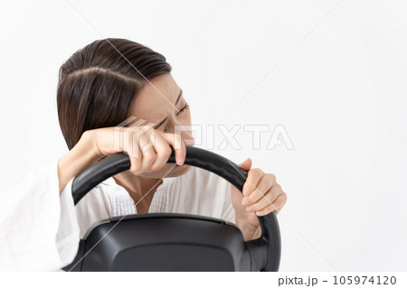 運転　居眠り　危険 105974120