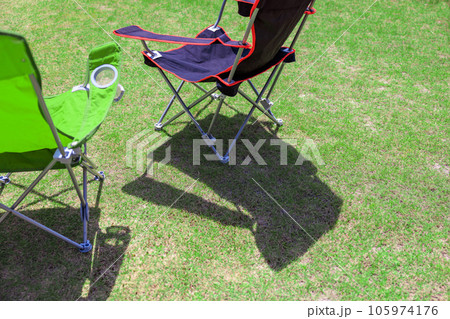 アウトドアチェア　アウトドアでの至福のひととき 105974176