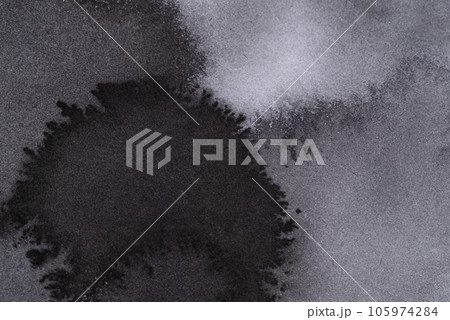 滲む黒いインク 105974284