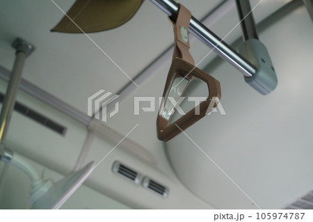 バス車内のつり革 バス車内のつり革 105974787