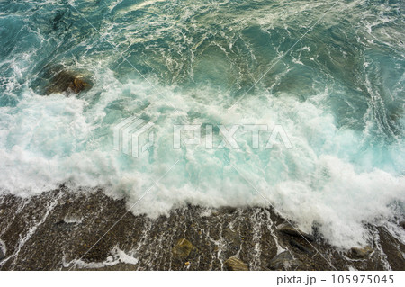 海に打ち寄せる波 海に打ち寄せる波 105975045