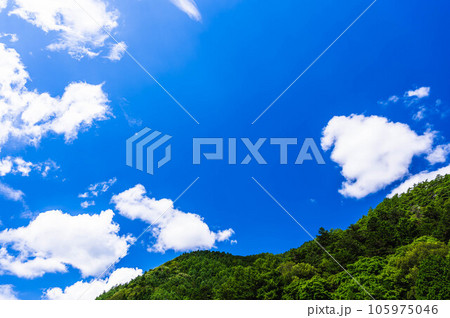 青空と新緑の山　木曽 105975046