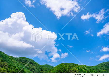 大きな真っ白な雲と新緑の山　木曽 105975048