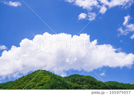 大きな真っ白な雲と新緑の山　木曽 105975057
