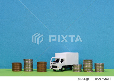 パネルトラックとお金のイメージ 105975081