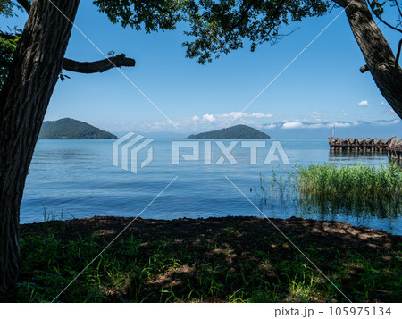 夏の琵琶湖の風景 東近江市の湖岸から沖島方面を望む 滋賀県東近江市 夏の琵琶湖の風景 東近江市の湖岸から沖島方面を望む 滋賀県東近江市 105975134